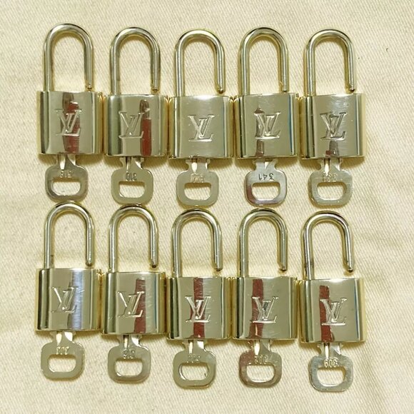 LOUIS VUITTON LV 10 SET PADLOCK KEY CHARM CADENA GOLD-PLATED FRANCE - Picture 1 of 4